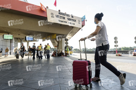 Extinction Rebellion Aktion am Flughafen tegel in Berlin