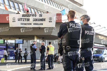 Extinction Rebellion Aktion am Flughafen tegel in Berlin
