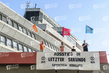 Extinction Rebellion Aktion am Flughafen tegel in Berlin
