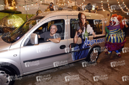 Presse-Premiere 'Clown-Car-Wash' in München