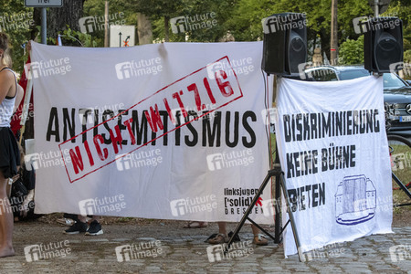 Demonstration gegen die Veranstaltung 'Lisa Eckhart - Die Vorteile des Lasters' in Dresden