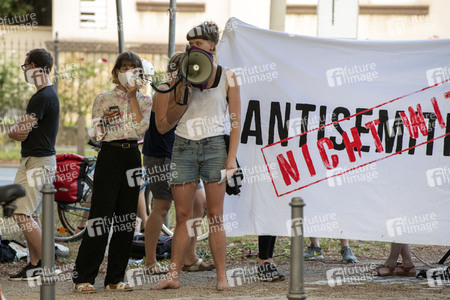 Demonstration gegen die Veranstaltung 'Lisa Eckhart - Die Vorteile des Lasters' in Dresden
