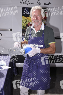 Spendenaktion mit Paul Breitner in München