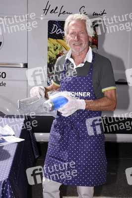 Spendenaktion mit Paul Breitner in München