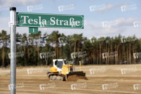 Richtfest auf der Baustelle der Tesla Gigafactory in Grünheide