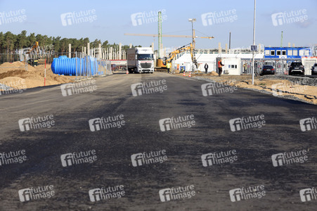 Richtfest auf der Baustelle der Tesla Gigafactory in Grünheide