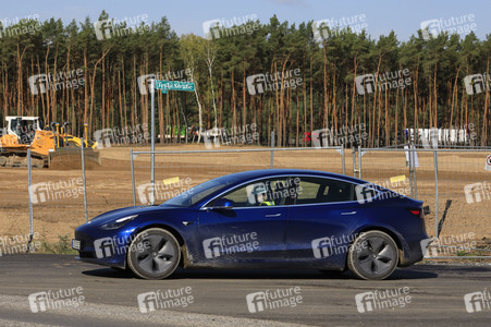 Richtfest auf der Baustelle der Tesla Gigafactory in Grünheide