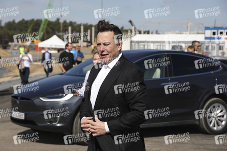 Richtfest auf der Baustelle der Tesla Gigafactory in Grünheide