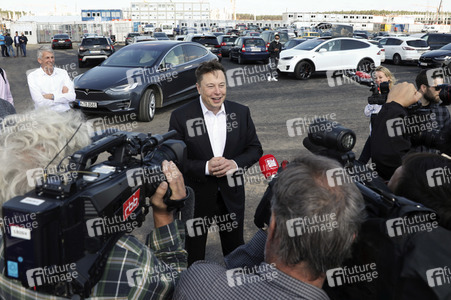 Richtfest auf der Baustelle der Tesla Gigafactory in Grünheide