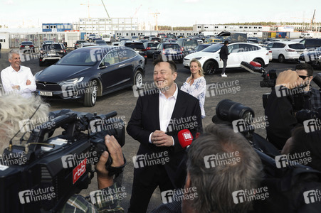 Richtfest auf der Baustelle der Tesla Gigafactory in Grünheide