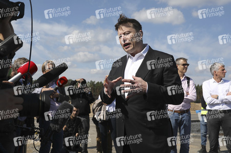 Richtfest auf der Baustelle der Tesla Gigafactory in Grünheide