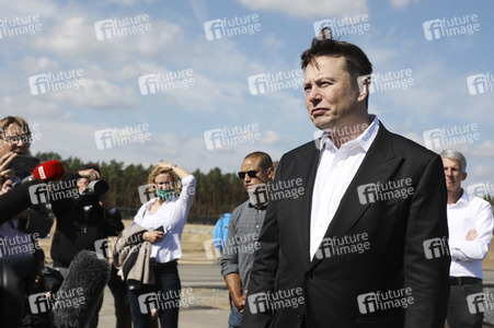 Richtfest auf der Baustelle der Tesla Gigafactory in Grünheide