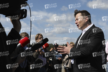 Richtfest auf der Baustelle der Tesla Gigafactory in Grünheide