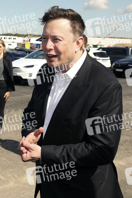 Richtfest auf der Baustelle der Tesla Gigafactory in Grünheide