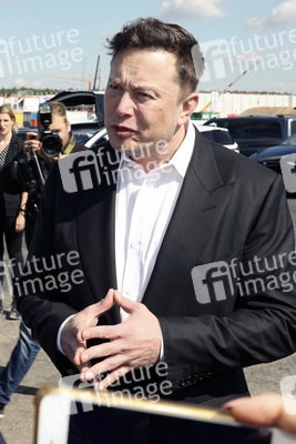 Richtfest auf der Baustelle der Tesla Gigafactory in Grünheide