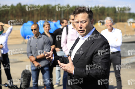 Richtfest auf der Baustelle der Tesla Gigafactory in Grünheide