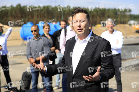 Richtfest auf der Baustelle der Tesla Gigafactory in Grünheide