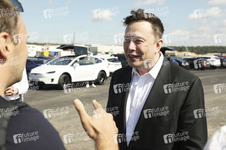 Richtfest auf der Baustelle der Tesla Gigafactory in Grünheide