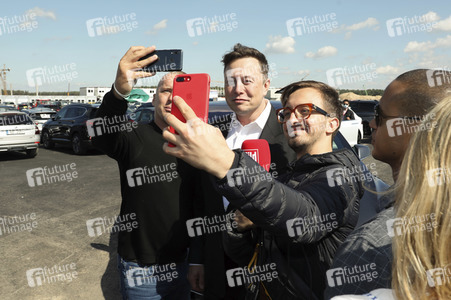 Richtfest auf der Baustelle der Tesla Gigafactory in Grünheide