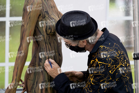 BodyArt Performance von Jörg Düsterwald in Wunstorf