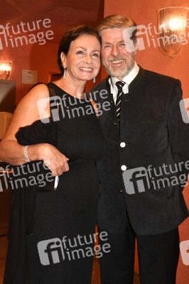 Theaterpremiere 'Halbe Wahrheiten' in München