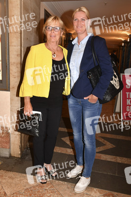 Theaterpremiere 'Halbe Wahrheiten' in München