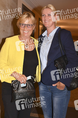 Theaterpremiere 'Halbe Wahrheiten' in München