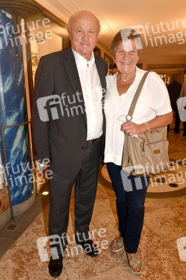 Theaterpremiere 'Halbe Wahrheiten' in München