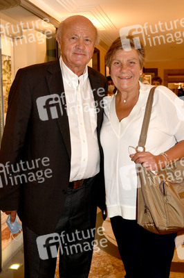 Theaterpremiere 'Halbe Wahrheiten' in München