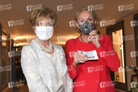 Theaterpremiere 'Halbe Wahrheiten' in München