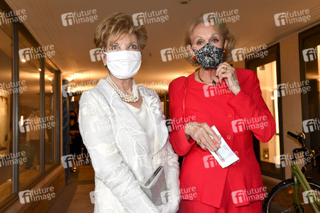 Theaterpremiere 'Halbe Wahrheiten' in München