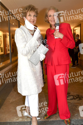 Theaterpremiere 'Halbe Wahrheiten' in München