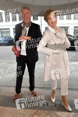 Theaterpremiere 'Halbe Wahrheiten' in München