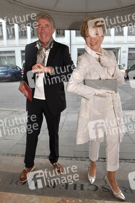 Theaterpremiere 'Halbe Wahrheiten' in München