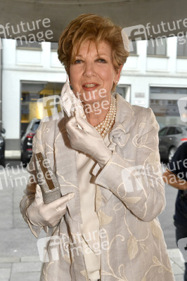 Theaterpremiere 'Halbe Wahrheiten' in München