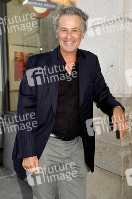 Theaterpremiere 'Halbe Wahrheiten' in München