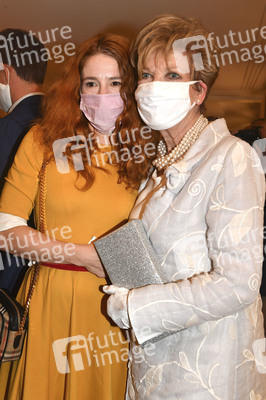 Theaterpremiere 'Halbe Wahrheiten' in München