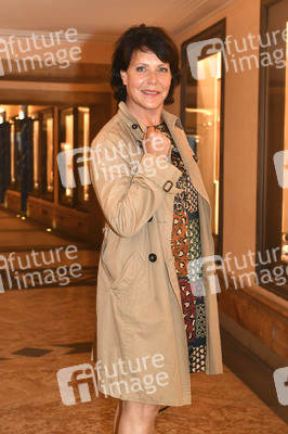 Theaterpremiere 'Halbe Wahrheiten' in München