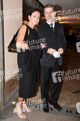 Theaterpremiere 'Halbe Wahrheiten' in München