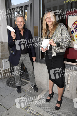 Theaterpremiere 'Halbe Wahrheiten' in München