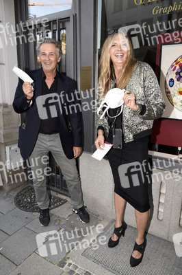 Theaterpremiere 'Halbe Wahrheiten' in München