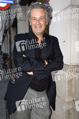 Theaterpremiere 'Halbe Wahrheiten' in München