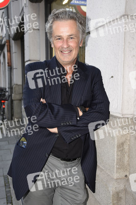 Theaterpremiere 'Halbe Wahrheiten' in München