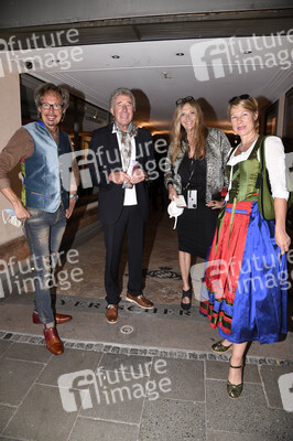 Theaterpremiere 'Halbe Wahrheiten' in München