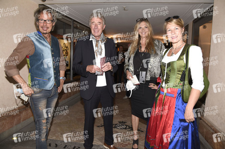 Theaterpremiere 'Halbe Wahrheiten' in München