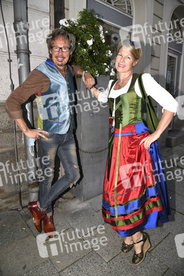 Theaterpremiere 'Halbe Wahrheiten' in München