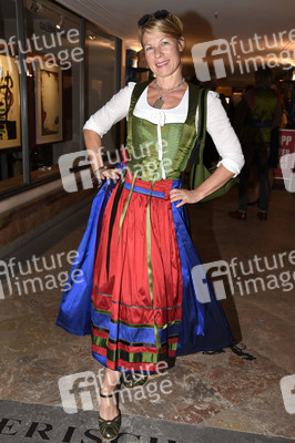 Theaterpremiere 'Halbe Wahrheiten' in München