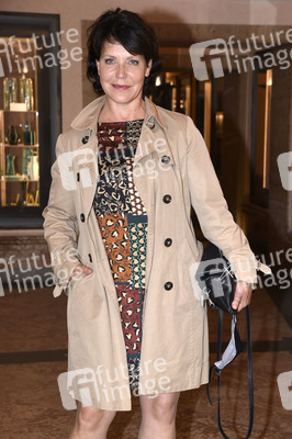 Theaterpremiere 'Halbe Wahrheiten' in München