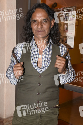 Theaterpremiere 'Halbe Wahrheiten' in München