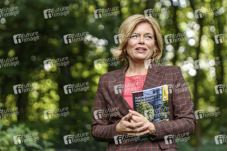 Julia Klöckner pflanzt eine Erle in Berlin